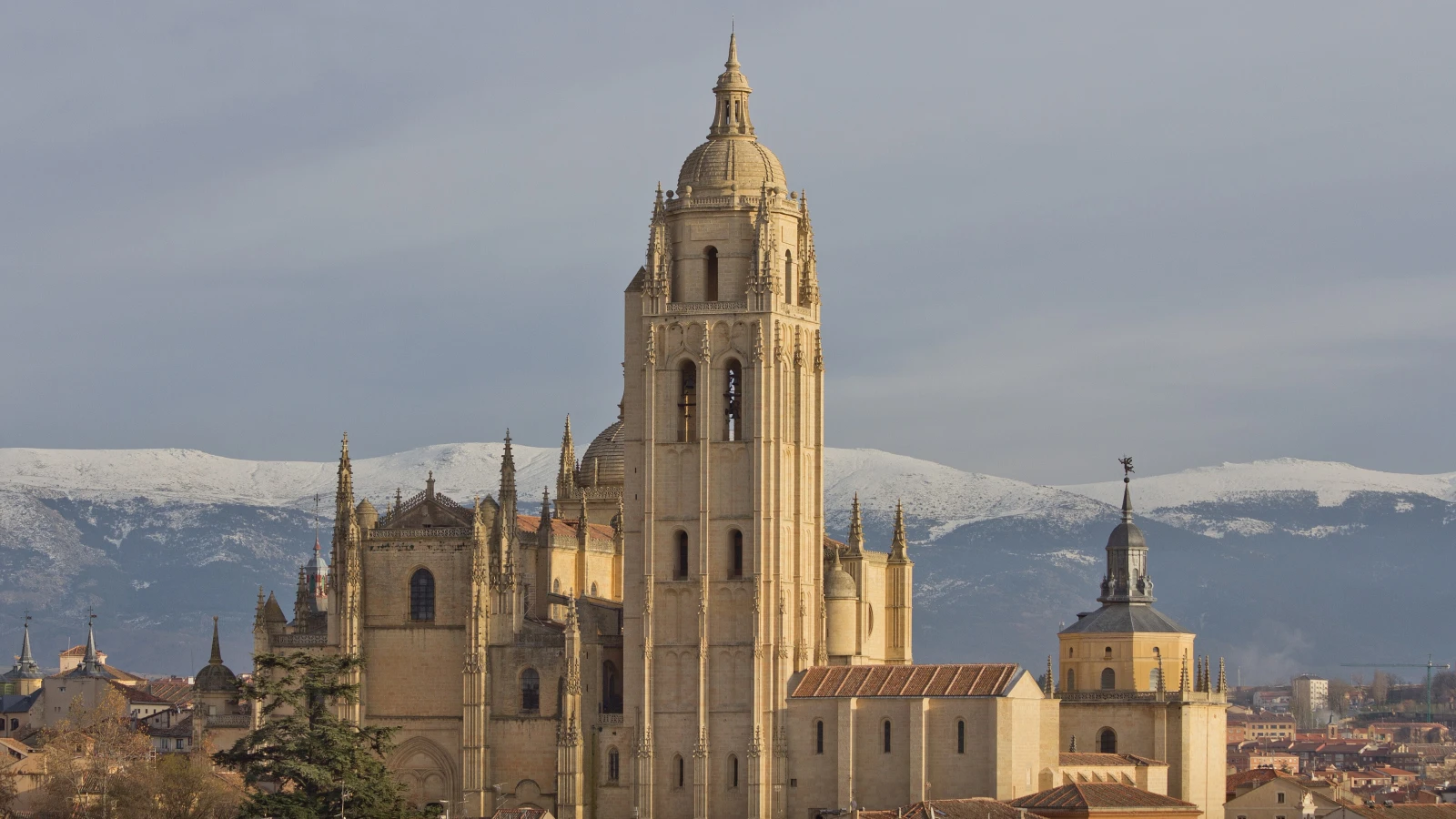 Catedral de Santa María la Almudena dome viewed from the Viaducto de Segovia in Madrid