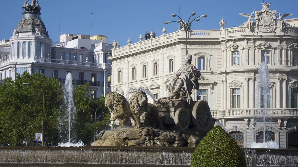 Driving and parking near Cibeles Fountain in central Madrid by rental car