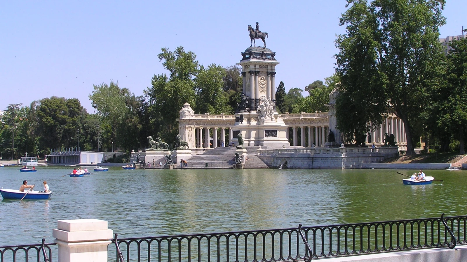 Parking and driving near El Retiro Park Madrid with a hired vehicle