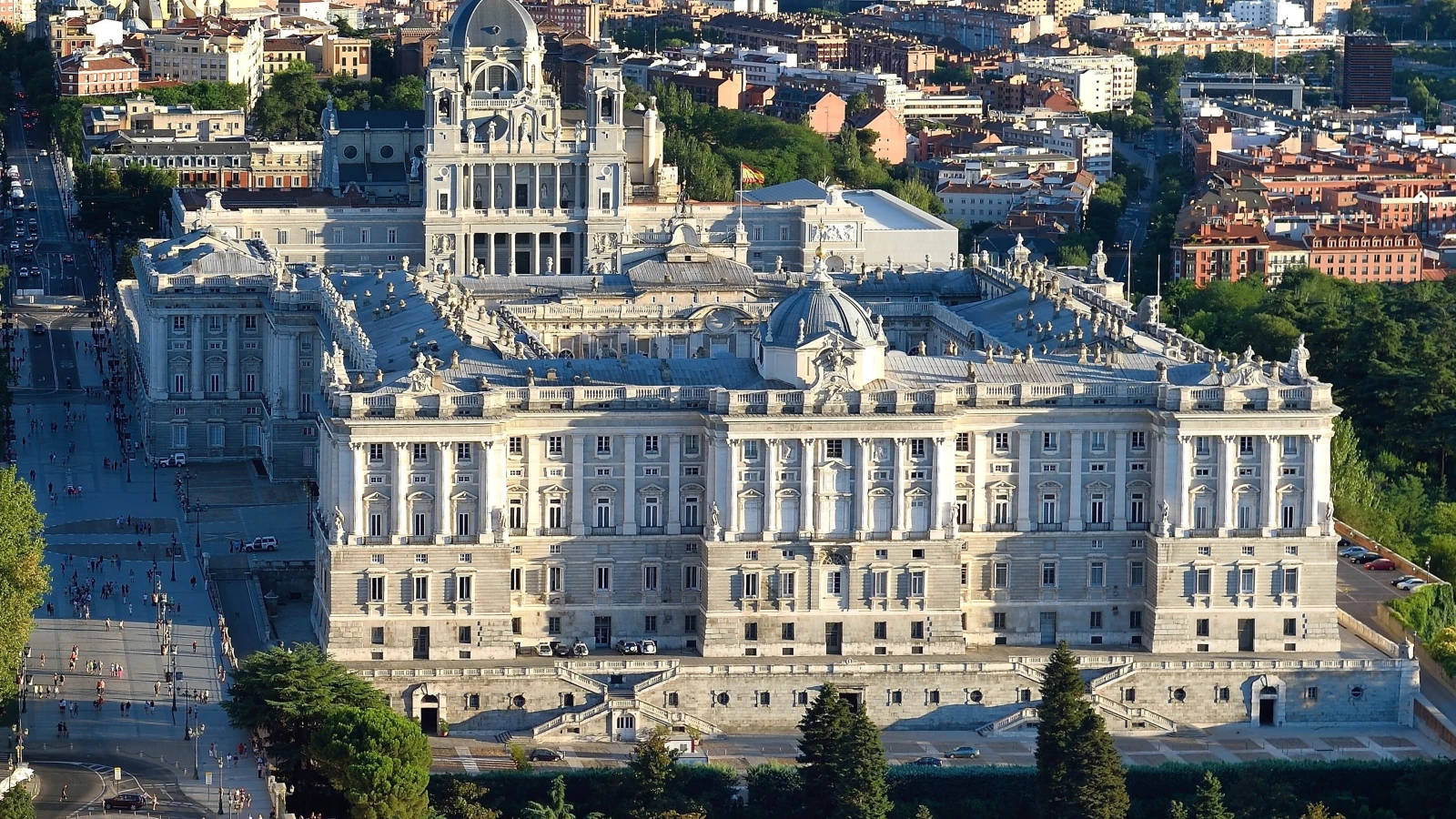 Parking and driving near Royal Palace of Madrid for rental car visitors